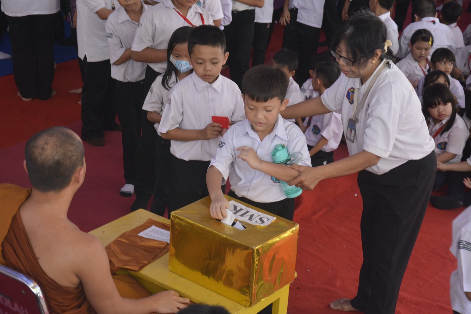 Katina: Ritual Pemberian Jubah sebagai Simbol Kebajikan dalam Agama Buddha